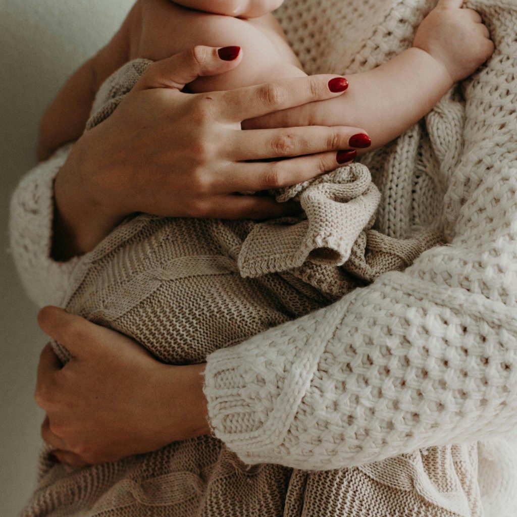 מגע - חיבוק של אמא